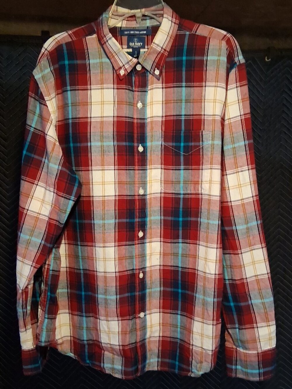 Men's XL Old Navy plaid button-down long-sleeve shirt in excellent condition.